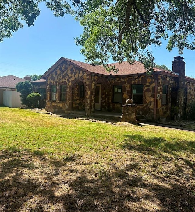 view of front facade with a front yard