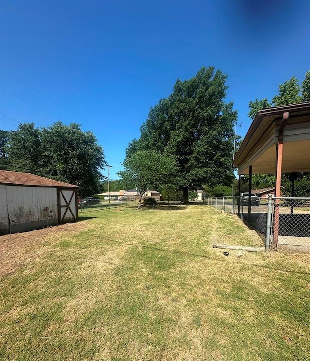 view of yard featuring an outbuilding