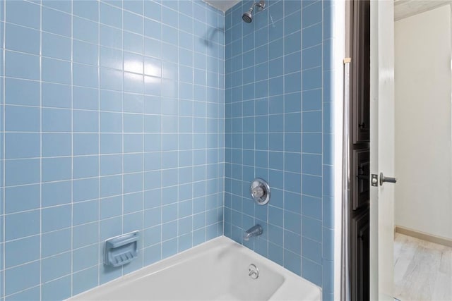 bathroom with tiled shower / bath