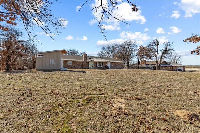 view of yard with an outbuilding