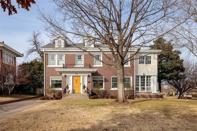 view of front facade featuring a front lawn