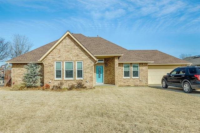 view of front of home featuring a garage and a front yard