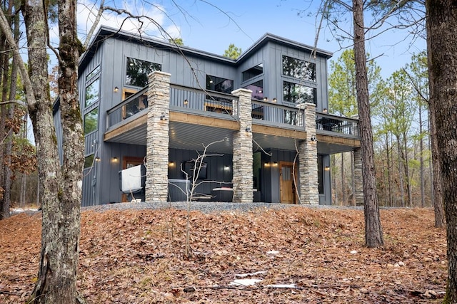 view of front of house with a balcony