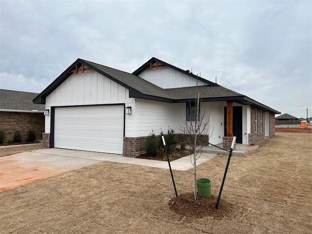 view of front facade with a garage