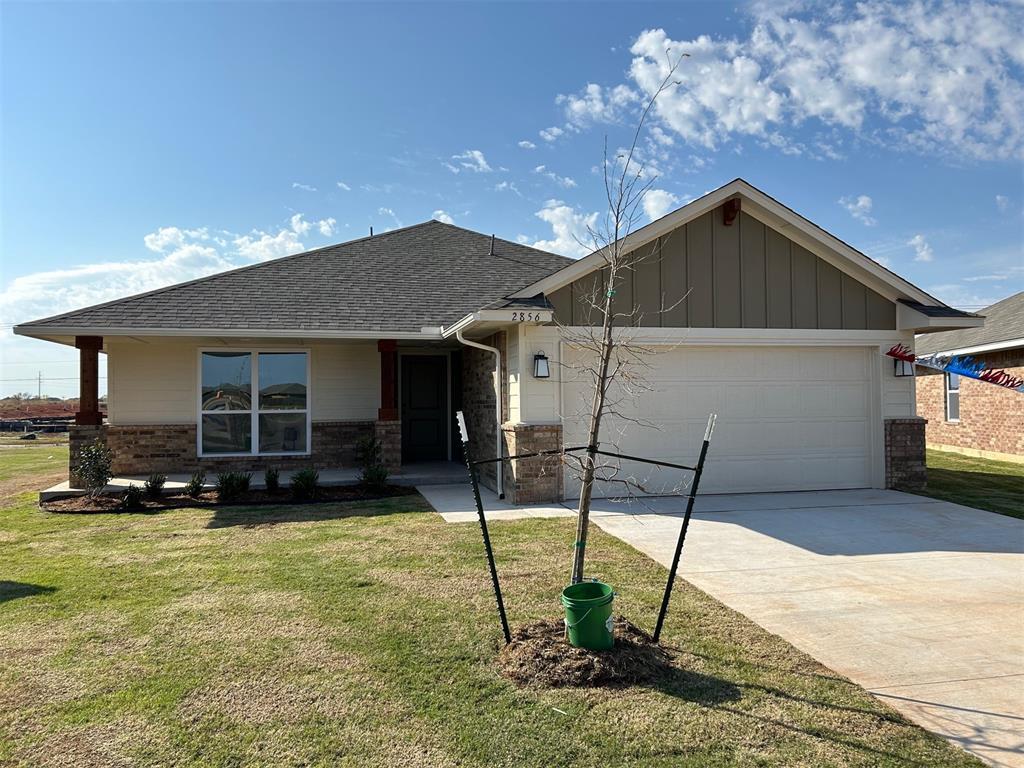 view of front of house featuring a front yard and a garage