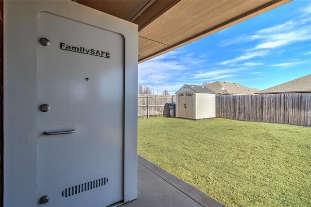 view of yard featuring a storage shed