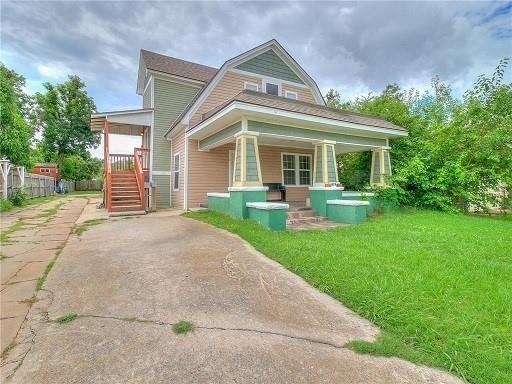 view of front facade with a front lawn and a porch