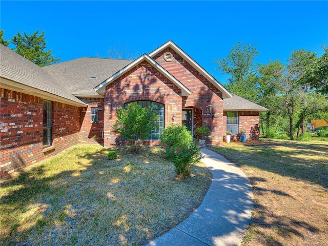 view of front of property featuring a front lawn