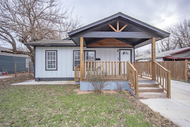 view of front of house with a porch and a front yard