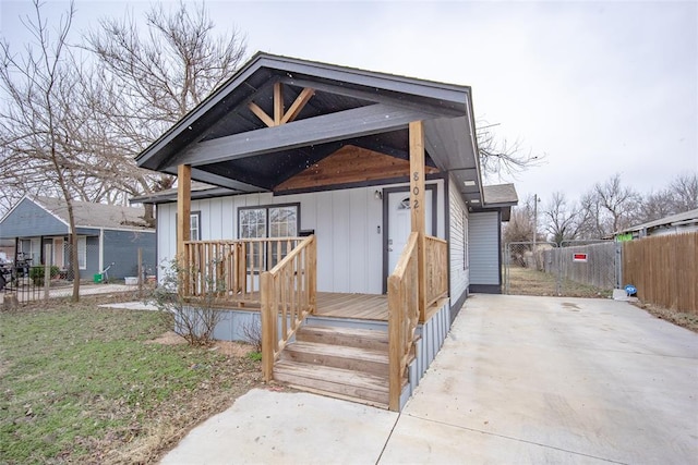 view of front of house featuring covered porch