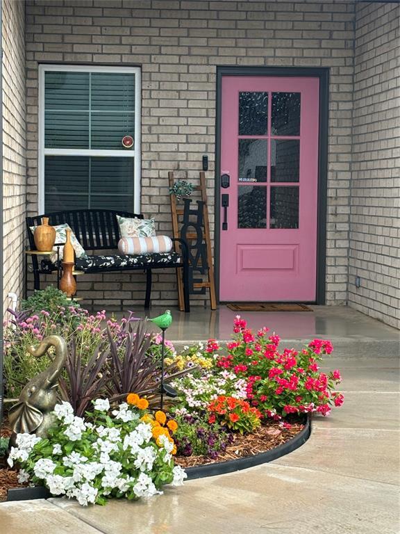 doorway to property with covered porch