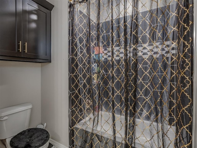 9312 Taggert Ln, Yukon, OK 73099 - full bathroom featuring toilet, curtained shower, and baseboards