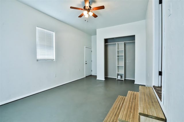 unfurnished bedroom featuring ceiling fan and a closet