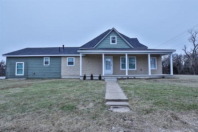 view of front of property featuring a front lawn and a porch