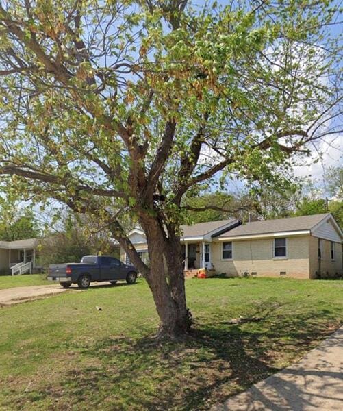 view of front of property with a front yard