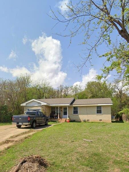 view of front of house featuring a front lawn and covered porch