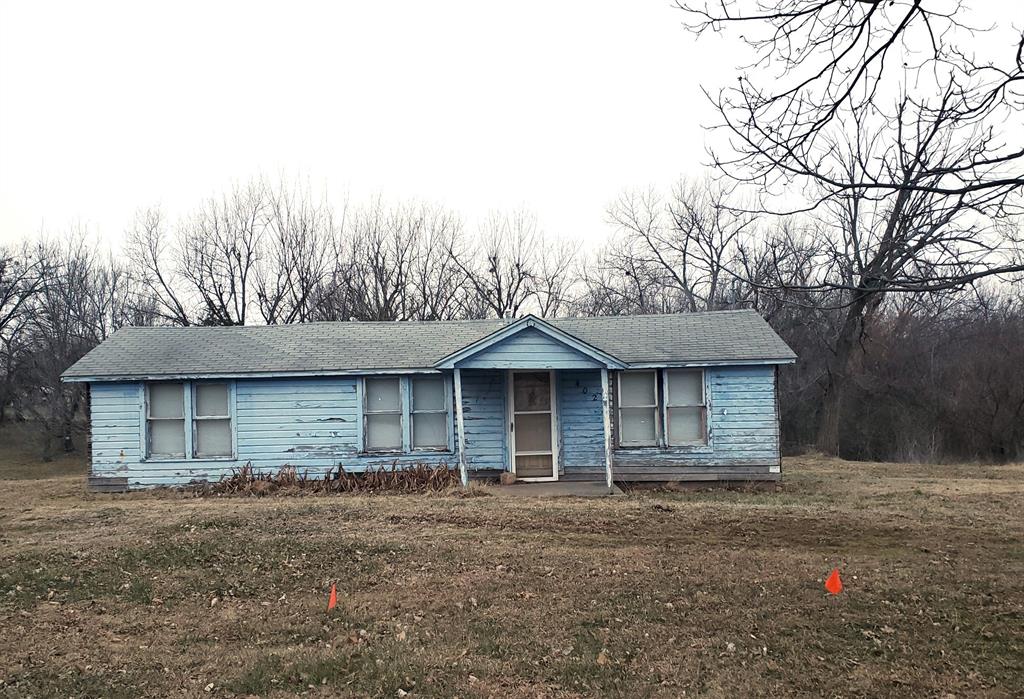 view of front facade with a front yard