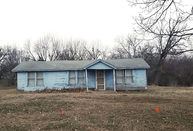 view of front facade with a front yard