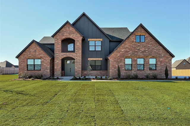 view of front of home featuring a front yard