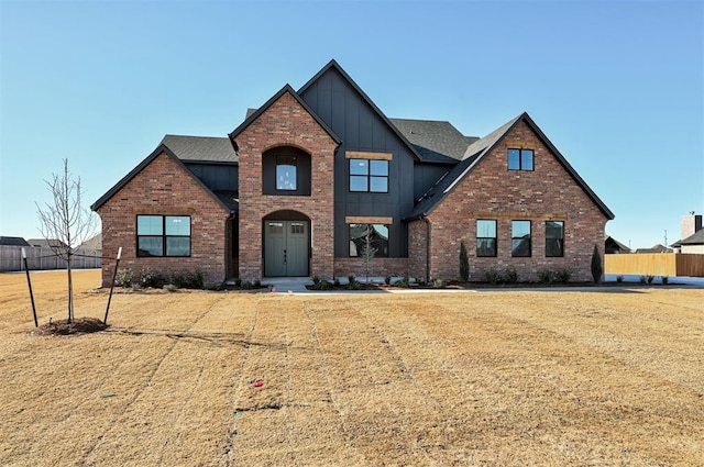 view of front of property featuring a front yard