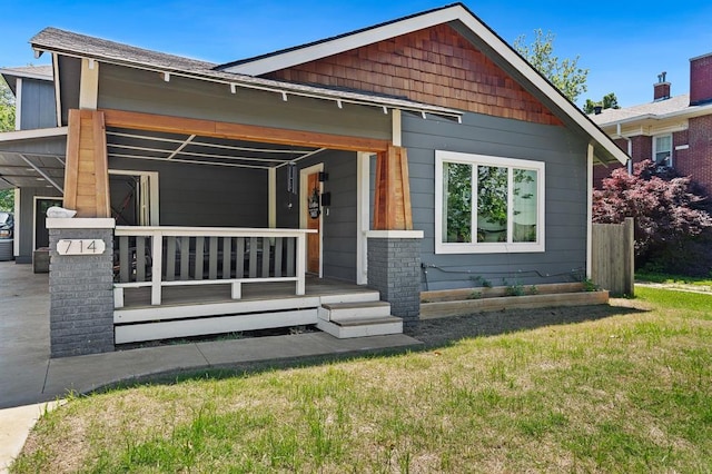 view of front facade with a front lawn and covered porch