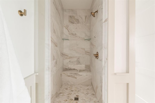 bathroom featuring tiled shower