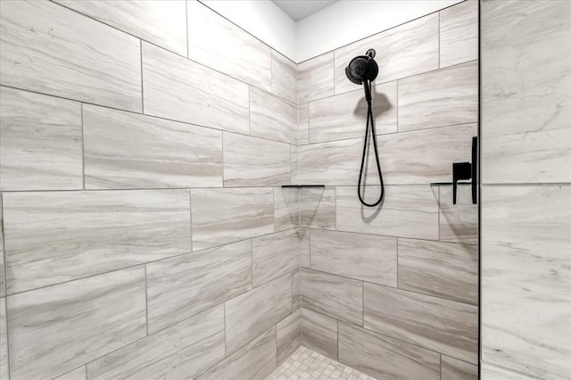 bathroom featuring a tile shower