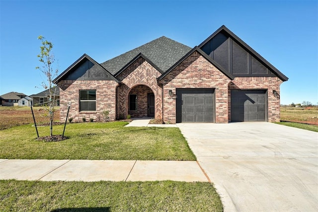 view of front of home featuring a front yard