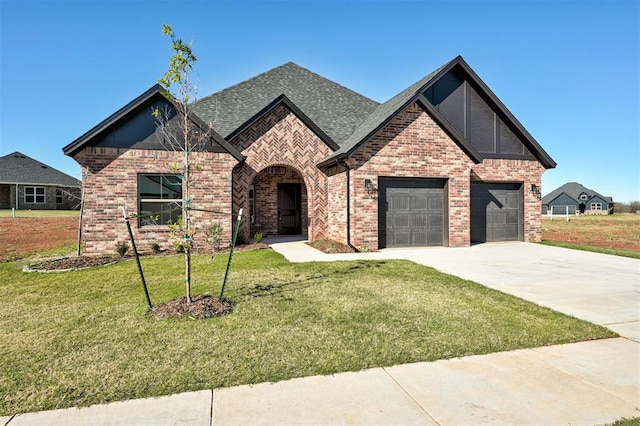 view of front of home featuring a front lawn