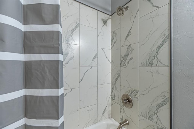 bathroom featuring tiled shower / bath combo