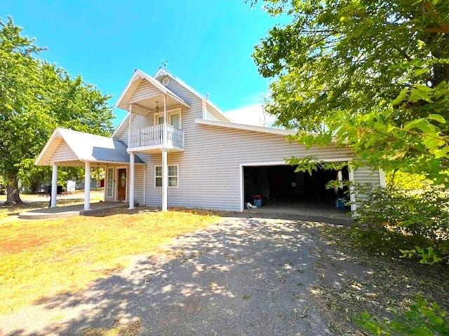 view of front of house featuring a balcony and a garage