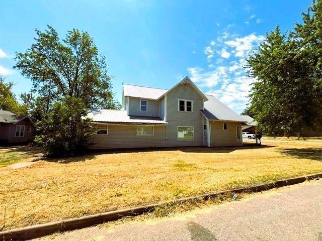 view of front of house featuring a front lawn