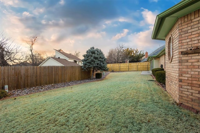 view of yard at dusk