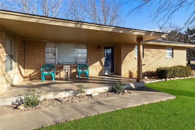 property entrance featuring a yard