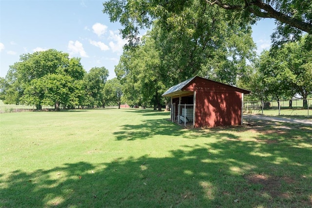 view of yard with an outbuilding