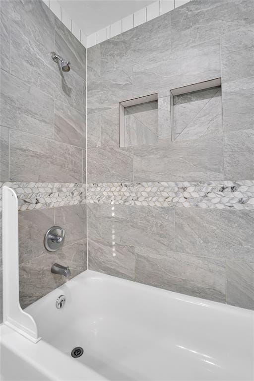 bathroom with tiled shower / bath combo