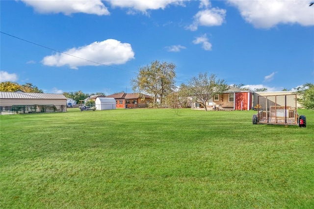 view of yard featuring an outdoor structure