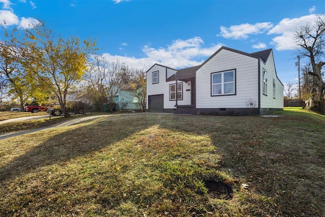 view of front of house with a front lawn and a garage