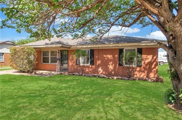 ranch-style home featuring a front yard