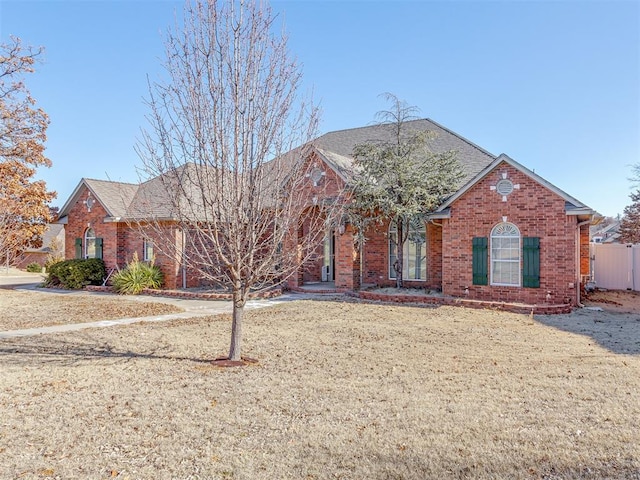 view of front of property featuring a front yard