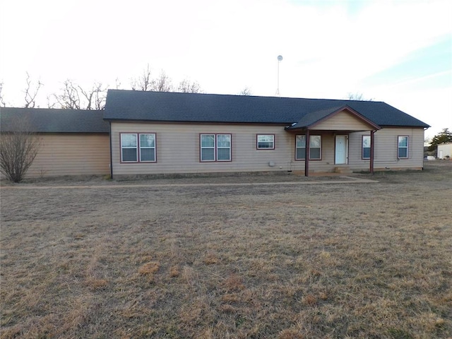 view of front of property featuring a front yard