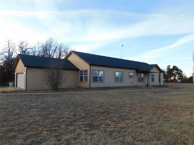 ranch-style home featuring a front lawn and a garage