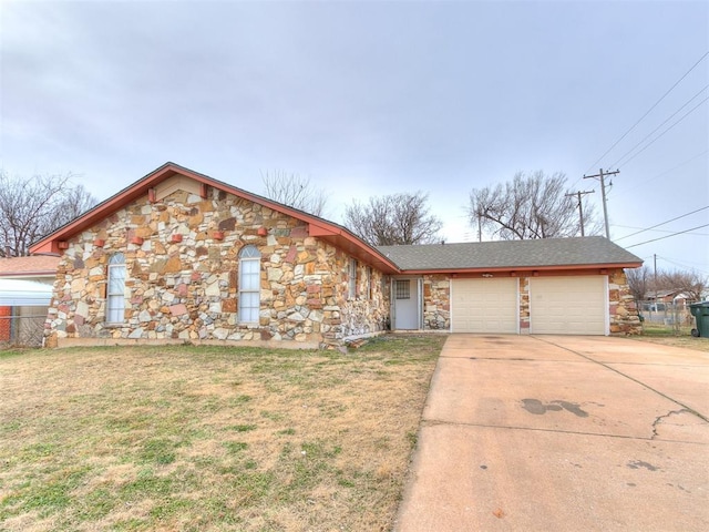 view of front of property featuring a garage and a front lawn