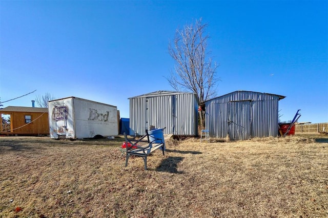 view of yard with an outbuilding