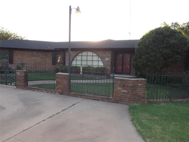 view of front of home featuring a front lawn