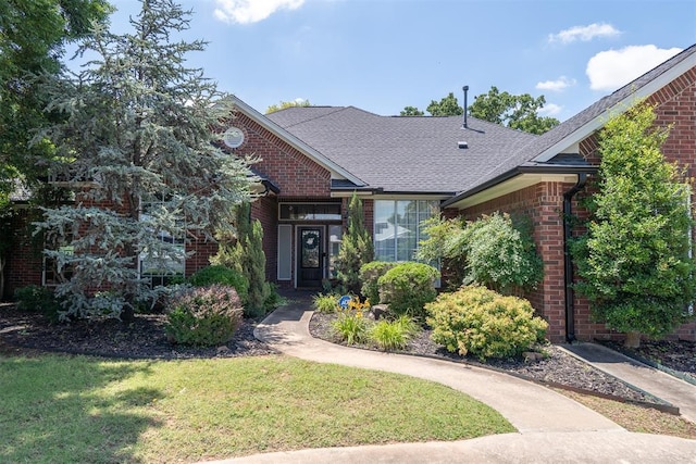 view of front of property featuring a front yard