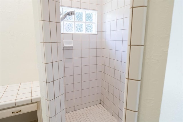 bathroom featuring tiled shower