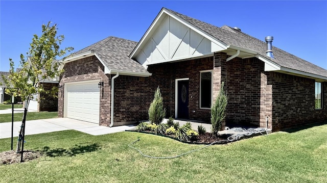 view of front of property featuring a front yard