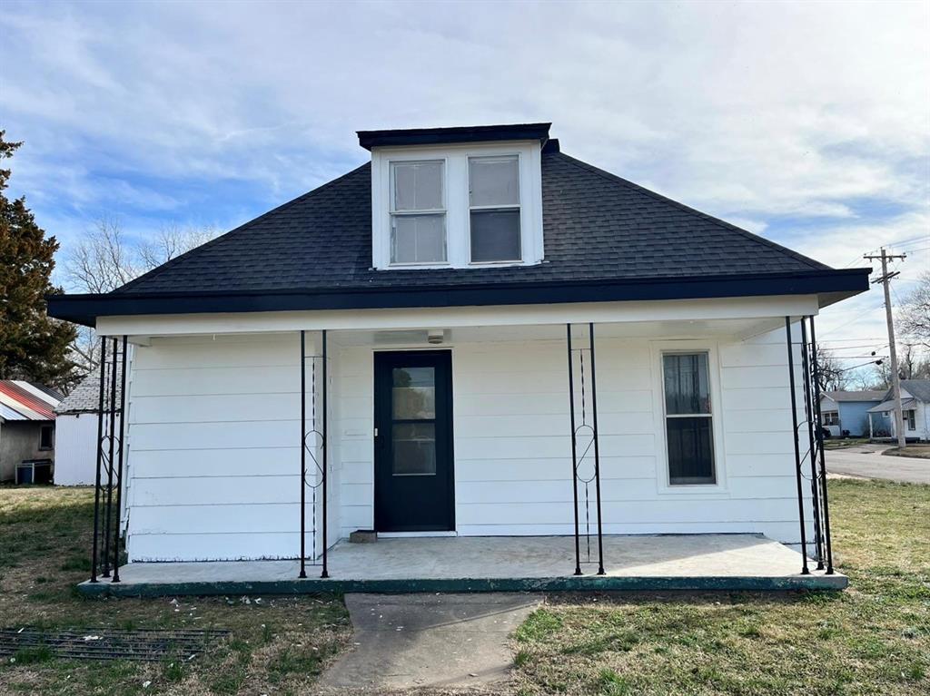 view of front facade with central AC unit and covered porch