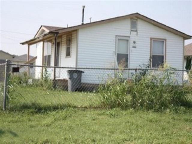 view of front of house featuring a front lawn